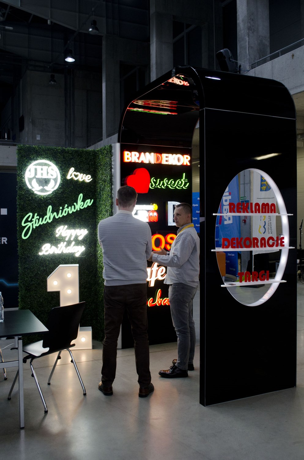 Veletržní systémy, sady pro stavbu výstavních stánků